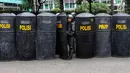 Sejumlah anggota polisi menggunakan tameng untuk menutup jalan pada peringatan Hari Buruh 2019 di kawasan Bundaran HI, Jakarta, Rabu (1/5/2019). Massa buruh yang hendak ke Istana Negara harus berhadapan dengan polisi karena tidak bisa melewati kawasan Bundaran HI. (Liputan6.com/Johan Tallo)