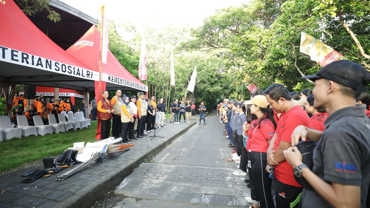 Mensos Gus Ipul Saat Kerja Bakti di Sungai Suwung Tahura Mangrove Ngurah Rai