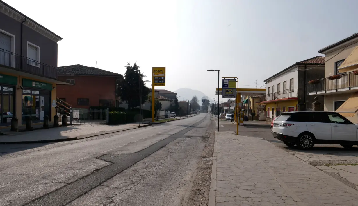 Pemandangan jalan utama di pusat cluster Veneto,  Vo 'Euganeo, Italia, Senin, 24 Februari 2020. Kota berpenduduk 3.500 orang tersebut dikarantina terkait virus corona atau COVID-19. (AP Photo/Andrea Casalis)