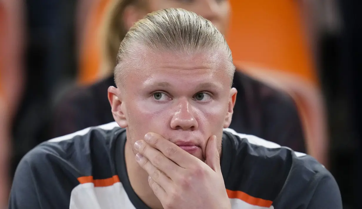 Striker Manchester City, Erling Haaland duduk di bangku cadangan dan tak dimainkan menghadapi Urawa Red Diamonds akibat masih mengalami cedera pada laga semifinal Piala Dunia Klub 2023 di King Abdullah Sports City Stadium, Jeddah, Arab Saudi, Rabu (20/12/2023) dini hari WIB. (AP Photo/Manu Fernandez)