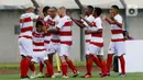 Para pemain Madura United merayakan gol yang dicetak oleh Miswar Saputra pada laga Piala Menpora 2021 di Stadion Si Jalak Harupat, Bandung, Jawa Barat, Selasa (23/3/2021). Madura United menang 2-1 atas PSS Sleman. (Bola.com/M Iqbal Ichsan)