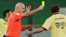 Presiden FIFA, Gianni Infantino, memberikan kartu kuning kepada Alessandro Del Piero pada laga hiburan jelang semi final Piala Dunia di Stadion Al Thumama, Senin (12/12/2022). (AP Photo/Frank Augstein)