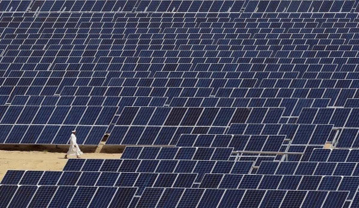 Melihat pembangunan pusat pembangkit tenaga surya India