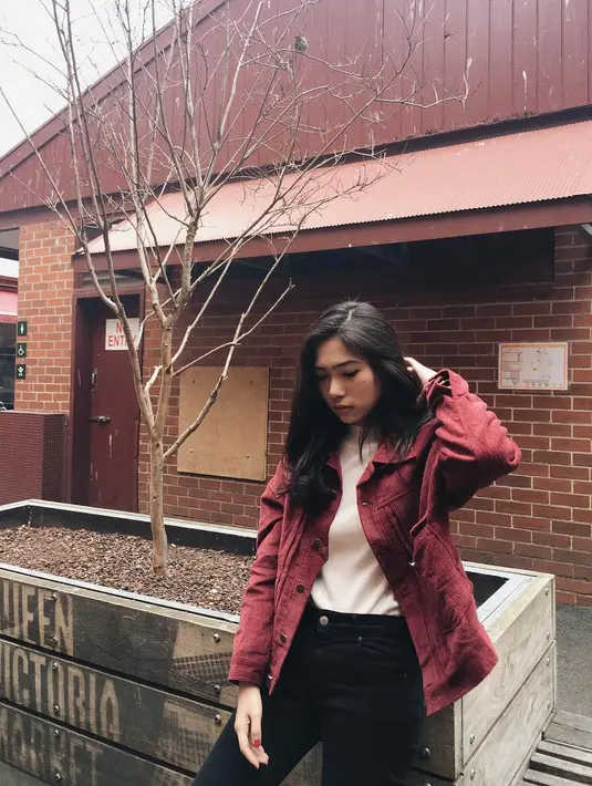 Perempuan berusia 24 tahun ini dalam keseharinnya memang selalu bergaya kasual dan simple. Seperti ini misalnya, ia mengenakan jeans hitam dengan turtle neck berwarna pink yang kemudian dipadukan jaket merahnya. (Instagram/isyanasarasvati)