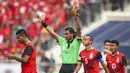 Pemmain Timor Leste, Filipe Oliveira (kiri) diusir wasit, Nagor Amir Amir Bin Noor Mohamed saat melakukan pelanggarann terhadap pemain Indonesia pada laga grup B SEA Games di Selayang, Malaysia (20/8/2017). Indonesia menang 1-0. (AP/Adrian Hoe)