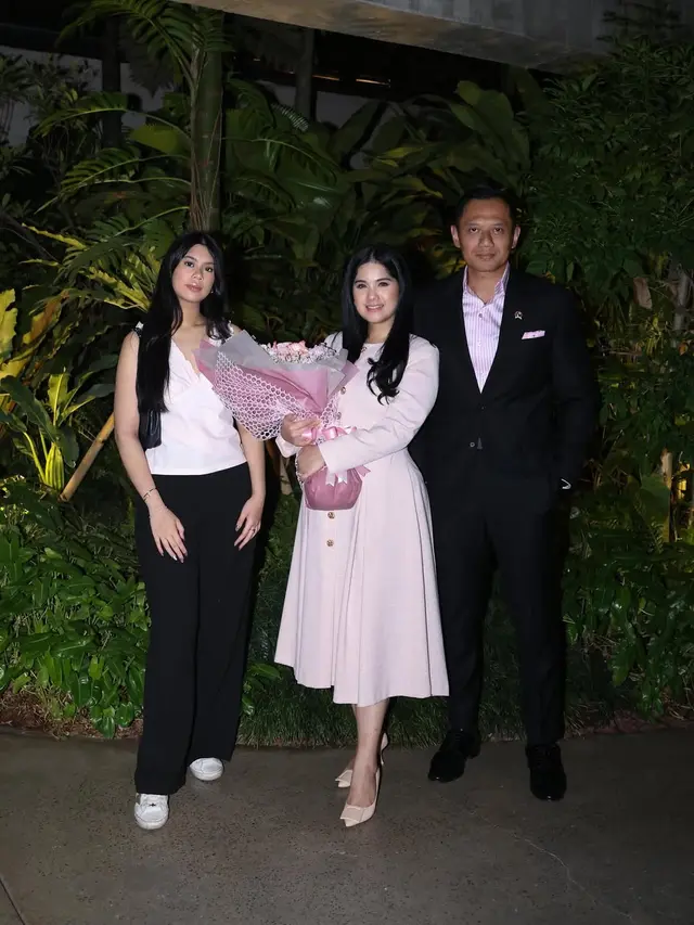 Gaya Annisa Yudhoyono dan AHY saat Rayakan Hari Pernikahan/Instagram @agusyudhoyono
