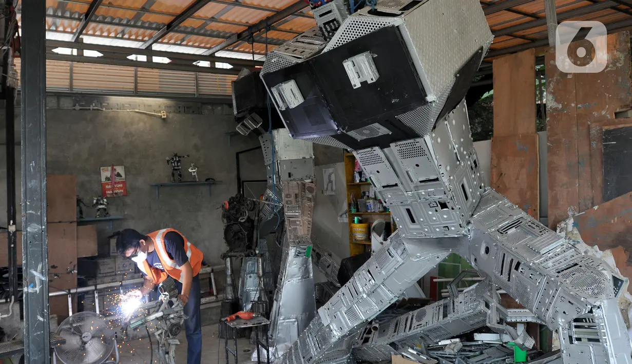 Mahasiswa magang merakit robot di Kampong Robot, Sarua, Ciputat, Tangerang Selatan, Banten, Jumat (18/3/20222). Kampong Robot yang memiliki program field trip untuk umum ini mengkhususkan pada edukasi robot dari tingkat TK hingga perguruan tinggi. (merdeka.com/Arie Basuki)