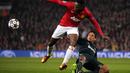 Aksi Real Raphael Varane (kanan) melakukan adangan terhadap pemain Manchester United, Danny Welbeck pada laga Liga Champions  di Old Trafford, Manchester, (5/3/2013).  (AFP/Pierre-Philippe Marcou)
