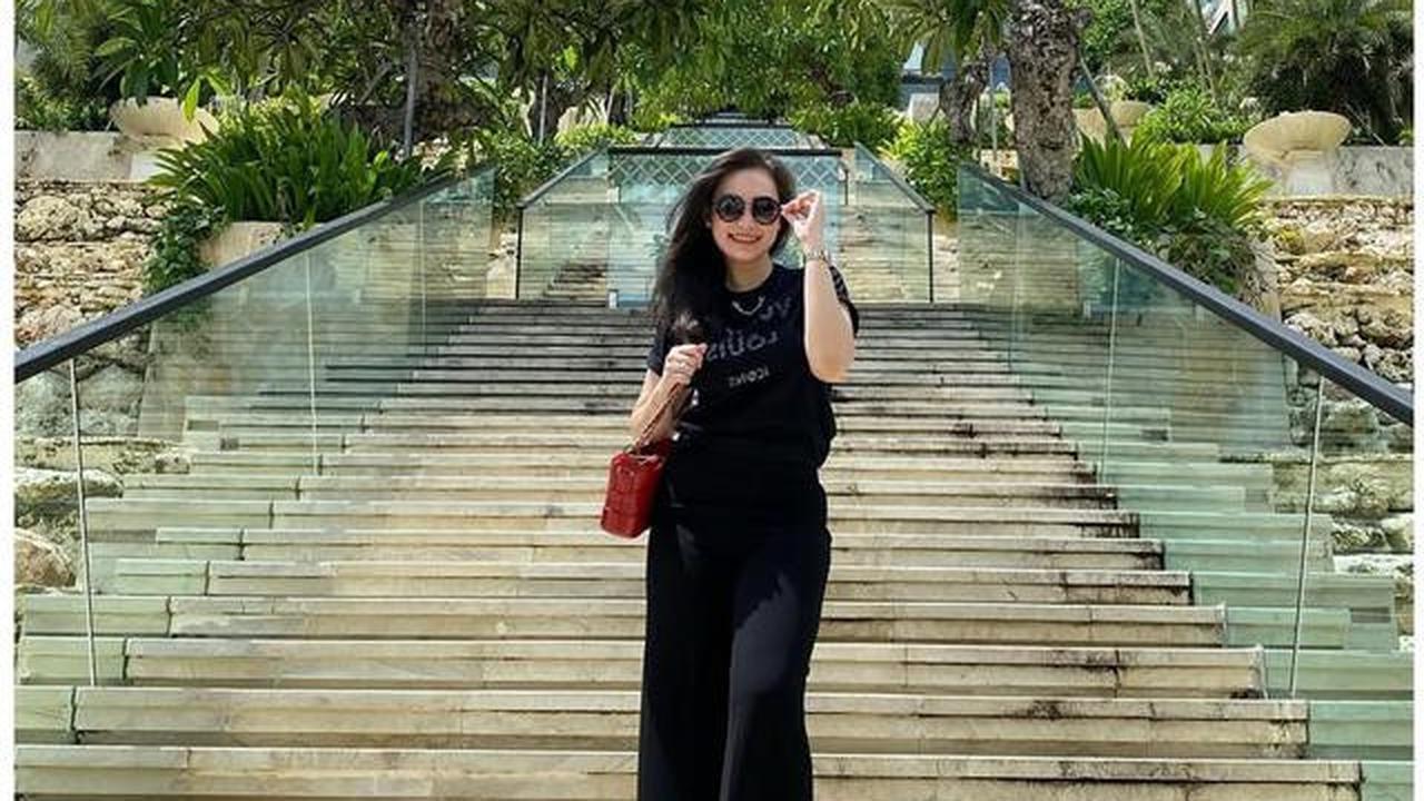 6 Gaya Kasual Elegan Christy Jusung yang Bikin Awet Muda di Usia 42 Tahun