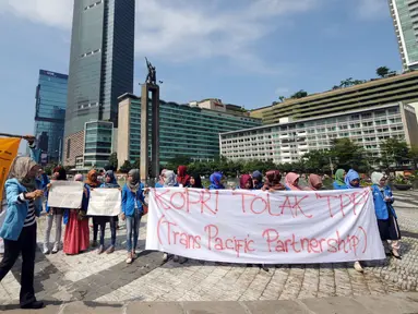 Sejumlah mahasiswi yang tergabung dalam Kopri PB PMII melakukan aksi di Bundaran HI, Jakarta, Minggu (13/3/2016). Dalam aksinya, mereka menolak kebijakan pemerintah tentang pemberlakukan Trans Pasific Partnership. (Liputan6.com/Helmi Fithriansyah)