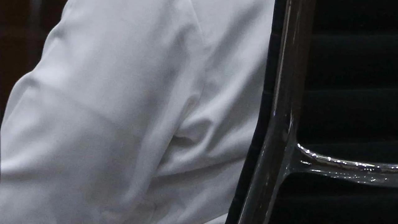 FOTO: Ekspresi Rafael Alun Trisambodo Tertunduk Saat Dituntut JPU KPK 14 Tahun Penjara