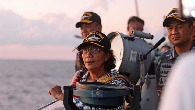 Menteri Kelautan dan Perikanan Susi Pudjiastuti turun langsung ke laut dalam operasi pemberantasan illegal fishing di Laut Natuna Utara. Dok KKP