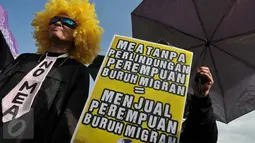 Para Aktivis Perempuan melakukan aksi demo memperingati Hari Ibu di depan Istana Negara, Jakarta (22/12). Mereka meminta pemerintah untuk lebih memperhatikan nasib buruh, petani, & nelayan perempuan jelang berlakunya MEA. (Liputan6.com/Gempur M Surya)