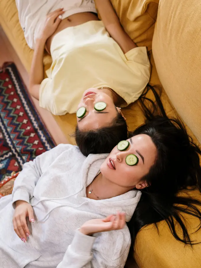 Lagi Gabut? Coba Perawatan Rumahan Ini Bareng Bestie Yuk!