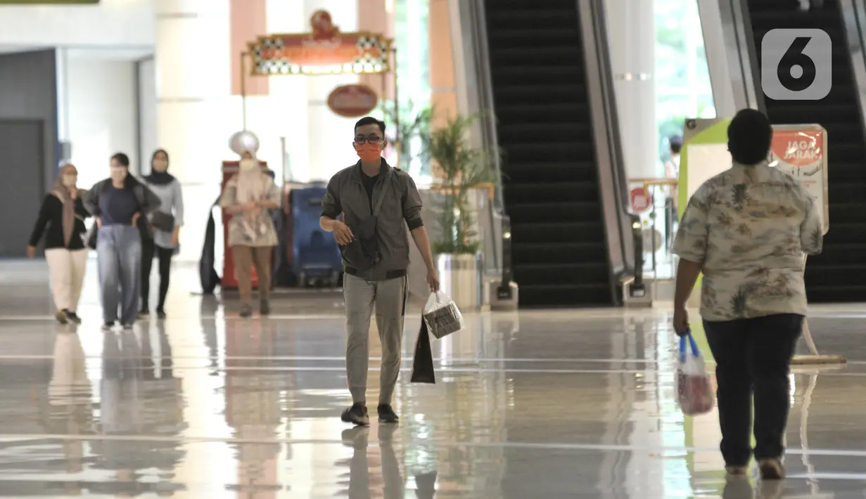 Aktivitas pengunjung di Sumarecon Mall Bekasi, Jawa Barat, Kamis (28/5/2020). Sumarecon Mall Bekasi akan menjadi mal percontohan dalam menerapkan New Normal di bidang perniagaan yang rencananya akan dibuka secara bertahap mulai 8 Juni seiring berakhirnya PSBB di Bekasi.(merdeka.com/Iqbal S. Nugroho)