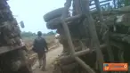 Citizen6, Sumsel: Truk pengangkut kayu terbalik di Simpang Solar, Kecamatan Tulang Ubi, Pendopo, Sumsel. Truk ini terbalik lantaran kondisi jalan yang rusak. (Pengirim: NN)