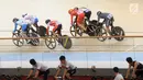 Atlet Elga Kharisma Novanda (tengah) saat turun nomor keirin putri di Jakarta International Velodrome, Rawamangun, Selasa (28/8). Elga selisih waktu 1,213 detik setelah Hong Kong, Tiongkok, Korea Selatan, dan Jepang. (Merdeka.com/Arie Basuki)