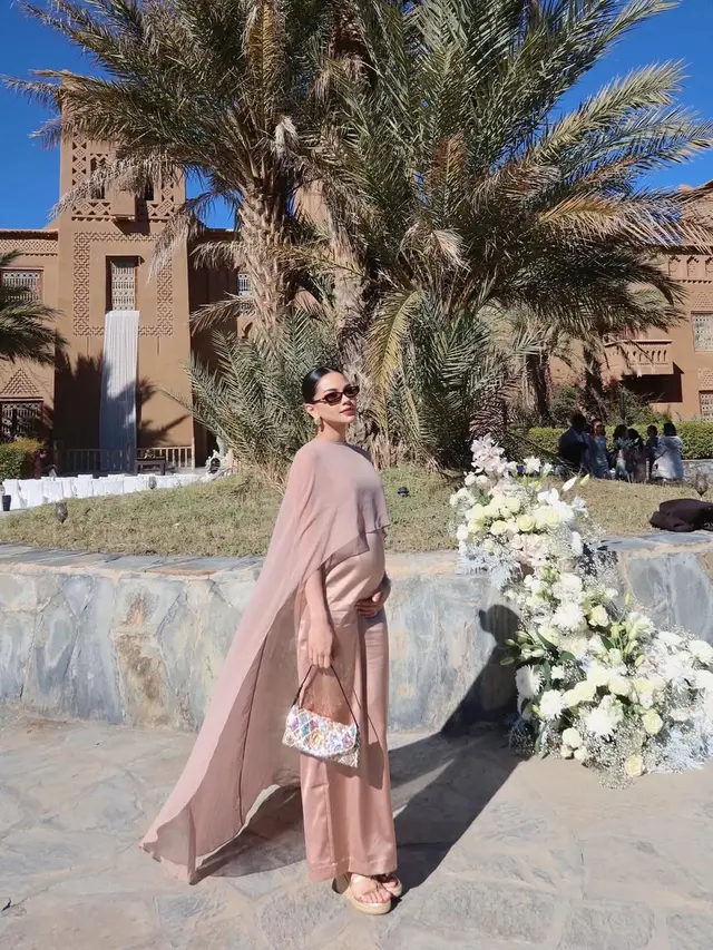 Gaya Alyssa Daguise Tetap On Point Pakai Kaftan Sembari Pamer Baby Bump Saat Kondangan di Maroko