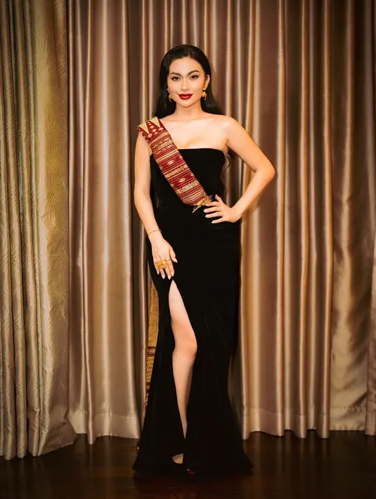 Sebagai aksen, penampilan Ariel Tatum terlihat cukup mencolok dengan mengenakan ulos. [@arieltatum]