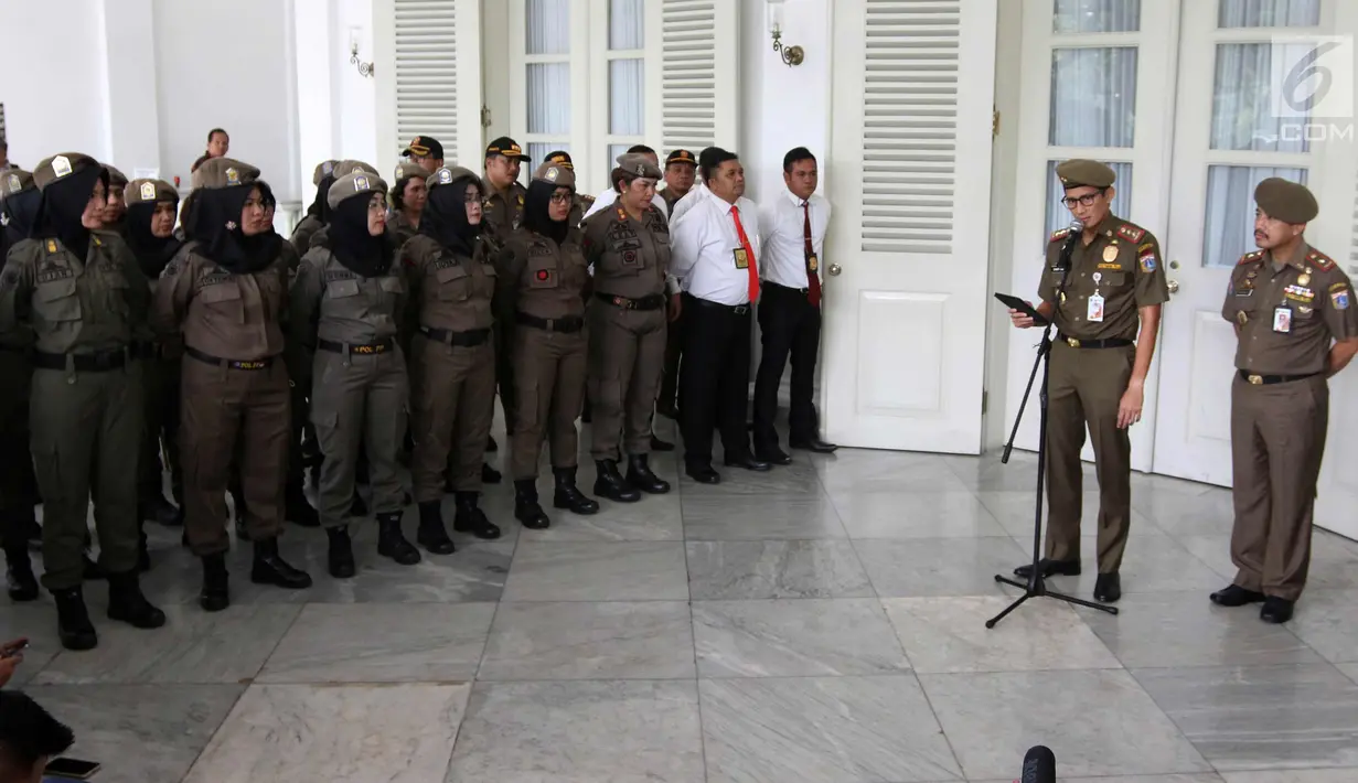 Wakil Gubernur DKI Sandiaga Uno memberi arahan di halaman Pendopo Balai Kota, Jakarta, Kamis (19/4). Pemprov DKI kembali mengerahkan anggota Satpol PP perempuan untuk menutup tempat hiburan yang melanggar peraturan. (Liputan6.com/Arya Manggala)