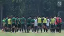 Pelatih Timnas Indonesia U-19, Indra Sjafri (tengah) memberi arahan pada timnya saat latihan di Lapangan A Kompleks GBK Jakarta, Selasa (23/10). Latihan ini persiapan melawan UEA di penyisihan Grup A Piala AFC U-19 2018. (Liputan6.com/Helmi Fithriansyah)