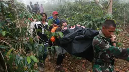 Tim gabungan Basarnas, TNI dan warga lokal mengevakuasi jenazah korban pesawat Aviastar di Dusun Gamaru, Desa Ulu Salu, Kecamatan Latimojong, Kabupaten Luwu, Sulsel, Senin (5/19). 10 korban pesawat Aviastar dan kotak hitam berhasil dievakuasi. (AFP/STR)