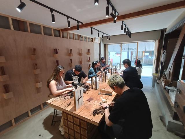 Suasana workshop pembuatan sumpit di Hashi Lab. (dok. Liputan6.com/Dinny Mutiah)