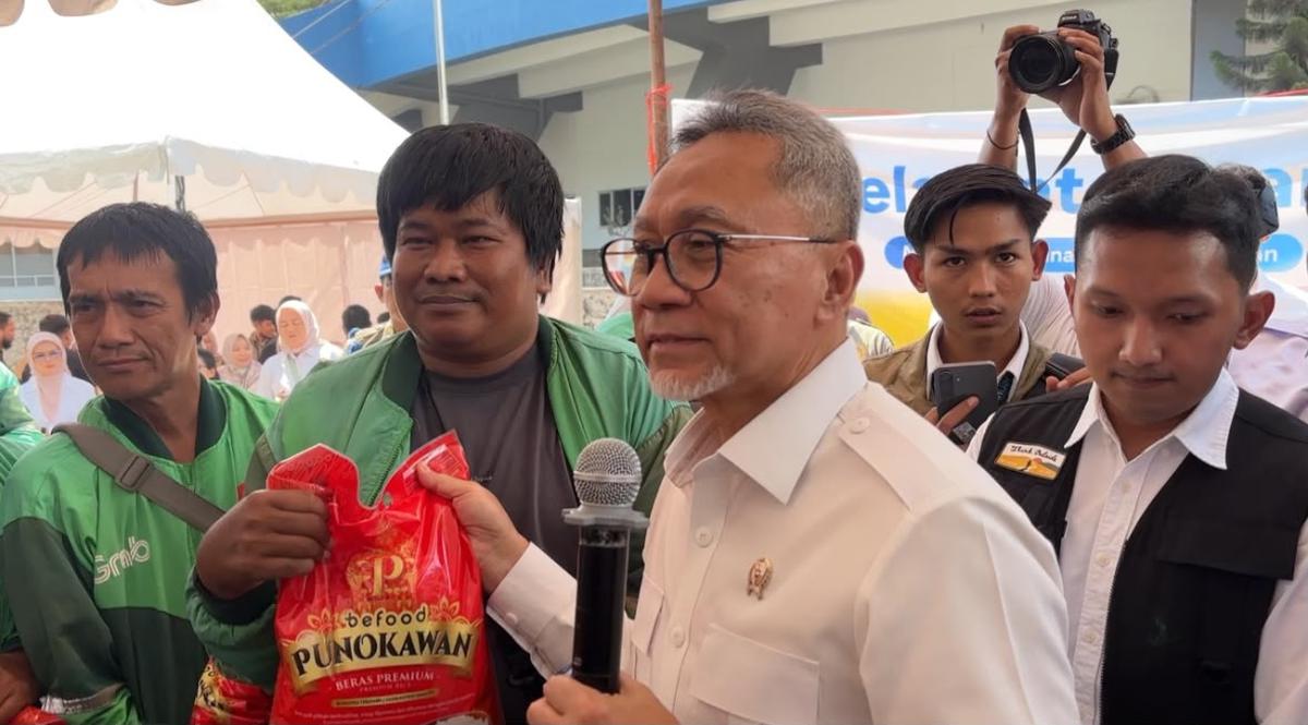 Menko Bidang Pangan Zulkifli Hasan saat membagikan bantuan pangan kepada warga Makassar di GOR Sudiang Makassar. (merdeka.com/Ihwan Fajar)