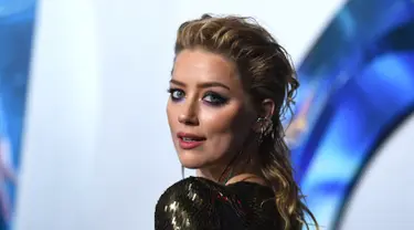 Amber Heard berpose saat tiba menghadiri premier film terbarunya, "Aquaman" di Los Angeles, California, AS (12/12). Di film ini Amber Heard sebagai pemeran karakter Mera. (AP Photo/ Jordan Strauss)