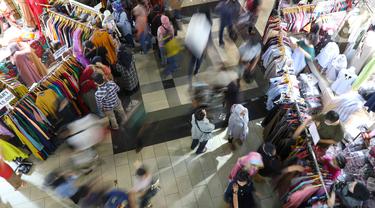 Suasana pasar Tanah Abang yang mulai ramai pengunjung di Jakarta, Sabtu (23/4/2022).Menjelang Lebaran, Pasar Tanah ABng dipadati pengunjung yang memburu busana atau pakaian muslim untuk menyambut Hari Raya Idul Fitri 1443 Hijriah. (Liputan6.com/Herman Zakharia)