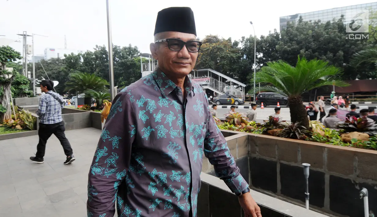 Mantan Ketua Komisi II DPR Agun Gunandjar Sudarsa meninggalkan Gedung KPK seusai menjalani pemeriksaan Jakarta, Senin (4/6). Agun diperiksa untuk keponakan Setya Novanto, Irvanto Heri Pambudi dan pengusaha Made Oka Masagung. (Merdeka.com/Dwi Narwoko)