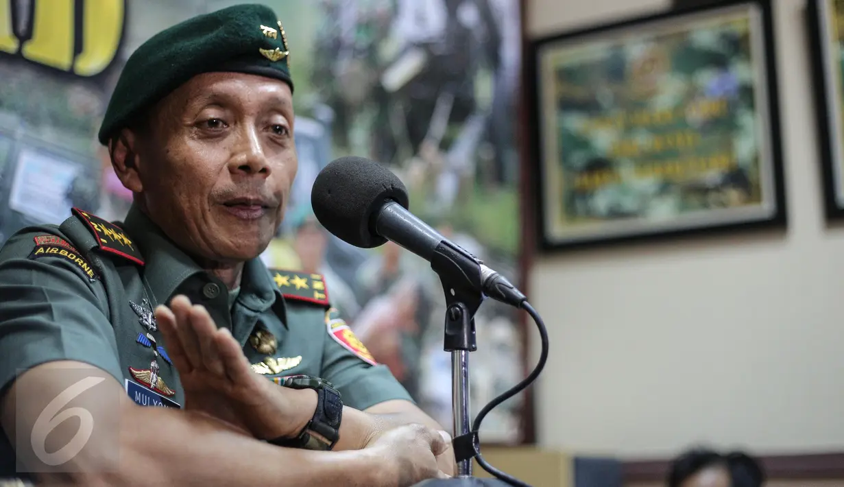 Pangkostrad Letnan Jenderal Mulyono saat memaparkan kronologi penusukan anggota Brigif L-3/k  di Media Center Kostrad, Jakarta, Senin (13/7/2015). Mulyono menyerahkan sepenuhnya pengusutan kasus tersebut kepada kepolisian. (Liputan6.com/Faizal Fanani)