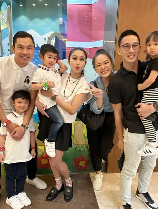 Momen kompak menikmati waktu bersama bersama anak-anak. Sandra Dewi membawa dua anaknya, Raphael Moeis dan Mikhael Moeis. Sedangkan Yuanita bersama putrinya, Ariella Lenora Wiguna. [Instagram/yuanitachrist]