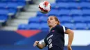 Pemain depan Prancis Antoine Griezmann mengontrol bola selama sesi Latihan di Stadion Groupama di Decines-Charpieu dekat Lyon, Senin (6/9/2021). Prancis akan berhadapan dengan Finlandia dalam lanjutan Kualifikasi Piala Dunia 2022 zona Eropa Grup D, Rabu (8/9) dinihari. (FRANCK FIFE / AFP)