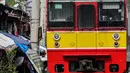 Kereta melintas di bantaran rel kawasan pemukiman padat Pejompongan, Jakarta, Kamis (28/1/2020). Dalam  jangka  waktu  sepuluh  tahun  sejak  tahun  2010,  jumlah  penduduk DKI   meningkat  954  ribu  jiwa,  atau  rata-rata  sebanyak  88  ribu  jiwa  setiap tahun. (Liputan6.com/JohanTallo)