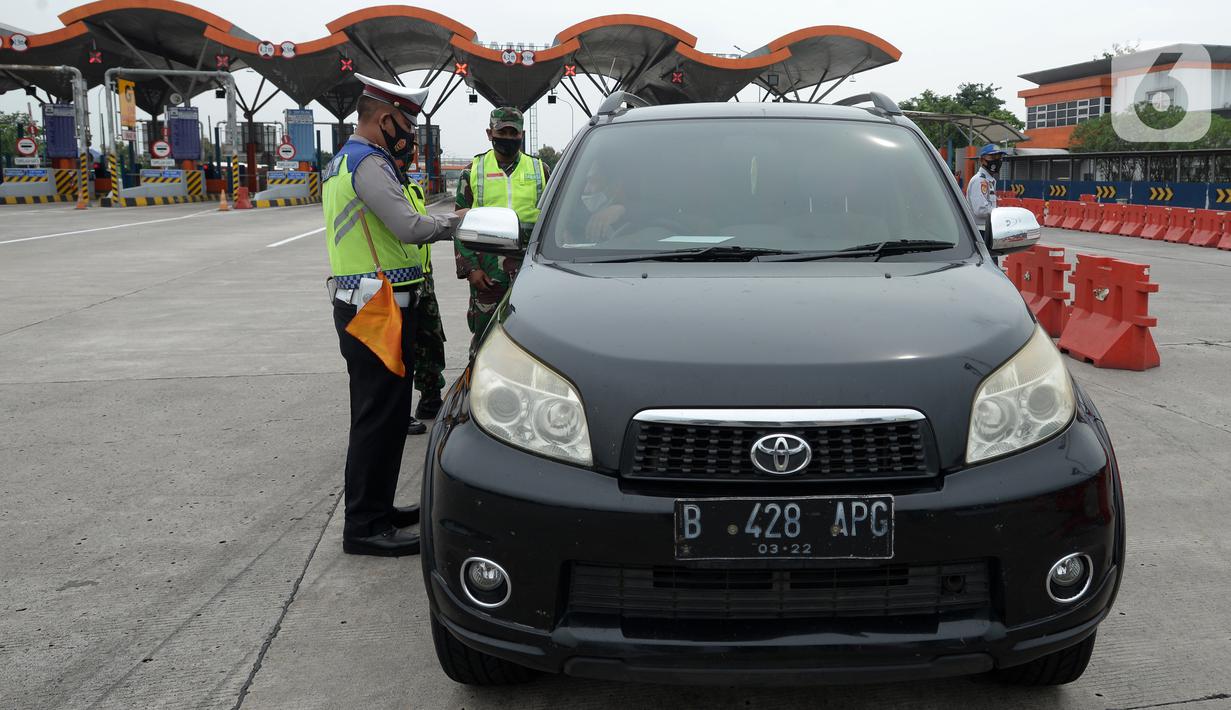 Polisi memeriksa kendaraan di Gerbang Tol Palimanan, Jakarta, Jumat, (7/5/2021). Gerbang Tol Palimanan sepi karena adanya kebijakan larangan mudik Lebaran pada tanggal 6-17 Mei 2021 untuk memutus penyebaran COVID-19. (merdeka.com/Imam Buhori)