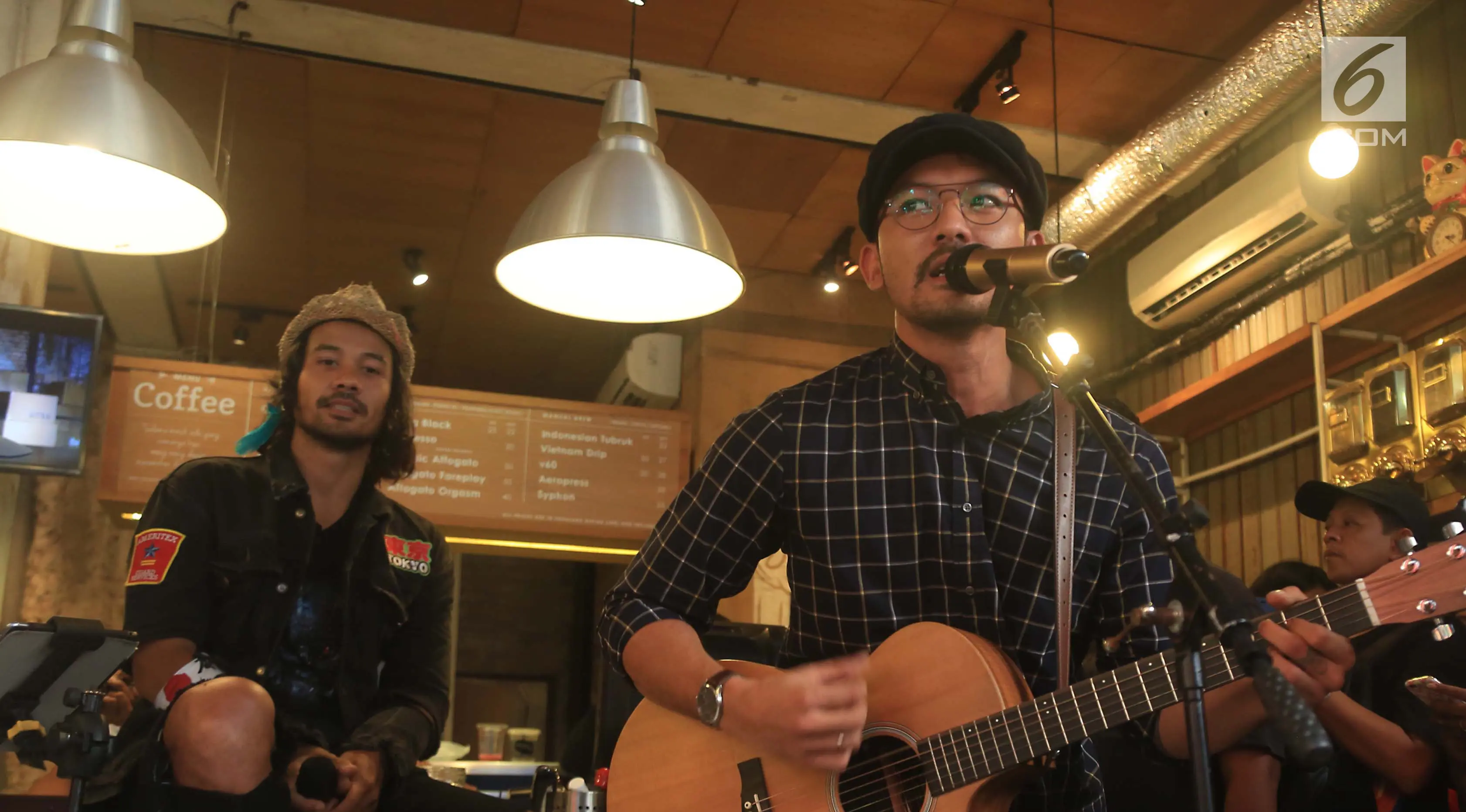 Aktor Rio Dewanto saat membawakan soundtrack film filosofi kopi 2 di kawasan Melawai, Jakarta, Selasa (23/05). Film filosofi kopi 2 merilis singel soundtrack yang berjudul "Sahabat Sejati". (Liputan6.com/Herman Zakharia)