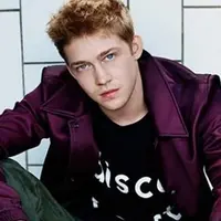 Belum lama ini tersiar kabar Taylor Swift dan Joe Alwyn diberitakan memiliki hubungan spesial. Bahkan jalinan cinta tersbut sudah terjadi sejak bulan oktober 2016 lalu. Kabar terbaru, keduanya semakin tak ingin berpisah. (Instagram/joe.alwyn)