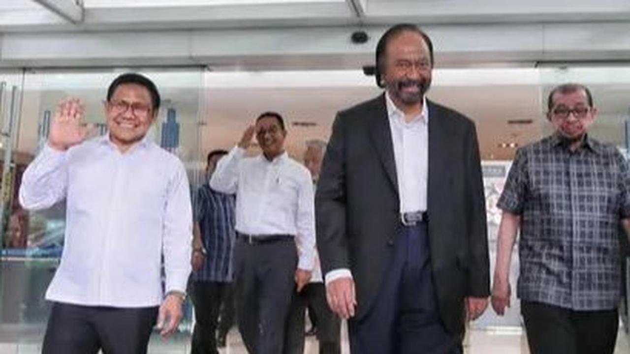 Pasangan capres-cawapres nomor urut 1, Anies Baswedan (dua kiri) dan Muhaimin Iskandar (kiri) bersama pimpinan Koalisi Perubahan, Ketua Umum Partai Nasdem Surya Paloh (dua kanan) dan Ketua Dewan Syuro Salim Segaf Al Jufri (kanan) bersiap memberikan ketera