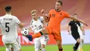 Pemain Belanda, Luuk de Jong, berebut bola dengan pemain Bosnia and Herzegovina, Vladan Danilovic, pada laga UEFA Nations League di Johan Cruyff ArenA, Senin (16/11/2020). Belanda menang dengan skor 3-1. (John Thys/Pool via AP)
