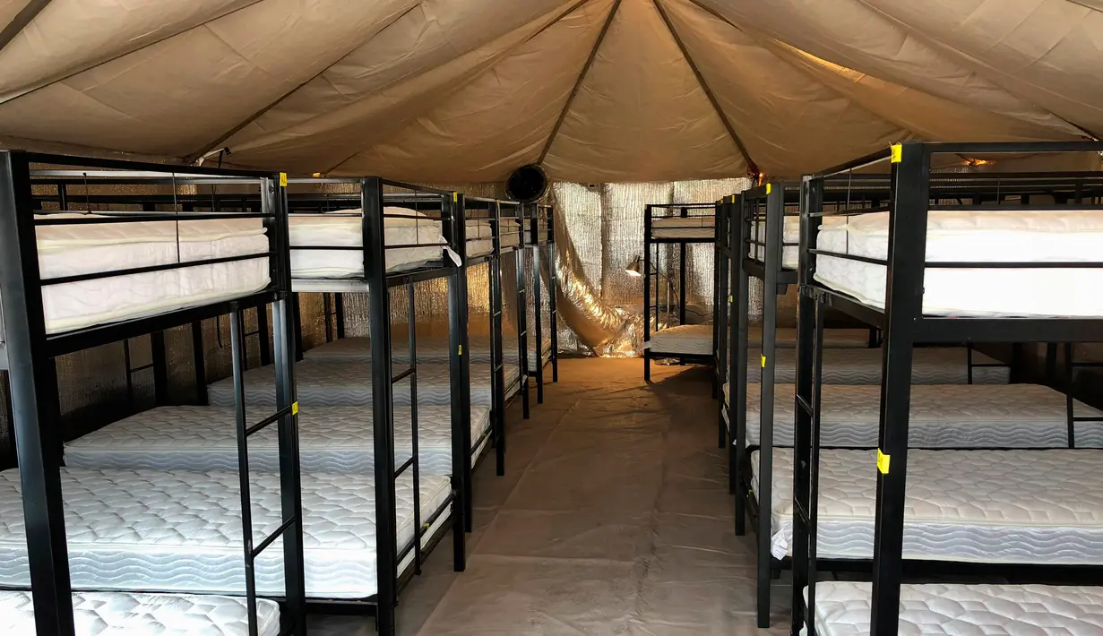 Foto tanpa tanggal menunjukkan tempat tidur untuk menampung anak-anak imigran gelap yang telah terpisah dari orang tuanya di bawah kebijakan “tanpa toleransi” Presiden Donald Trump di Tornillo, Texas. (HHS' Administration for Children and Families via AP)