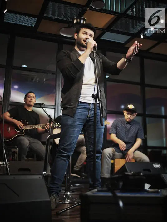 Aksi Ridho Rhoma saat menghibur karyawan Kapanlagi Youniverse (KLY), Gondangdia,  Jakarta, Jumat (28/9). Dalam penampilannya Ridho Rhoma membawakan lagu-lagu hits nya seperti 'Hanya Dia', 'Menunggu', dan 'Cuma Kamu'. (Liputan6.com/Faizal Fanani)