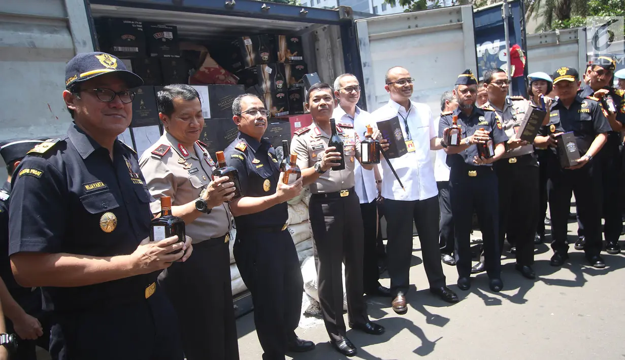 Dirjen Bea Cukai Heru Pambudi bersama Kapolda Metro Jaya Irjen Pol Idham Azis menunjukan barang bukti kasus penyelundupan minuman keras di Polda Metro Jaya, Jakarta, Senin (18/9). (Liputan6.com/Immanuel Antonius)