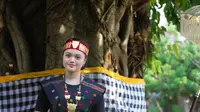 Gaya Amora Lemos Pakai Baju Adat Suku Batak, Tampil Memukau