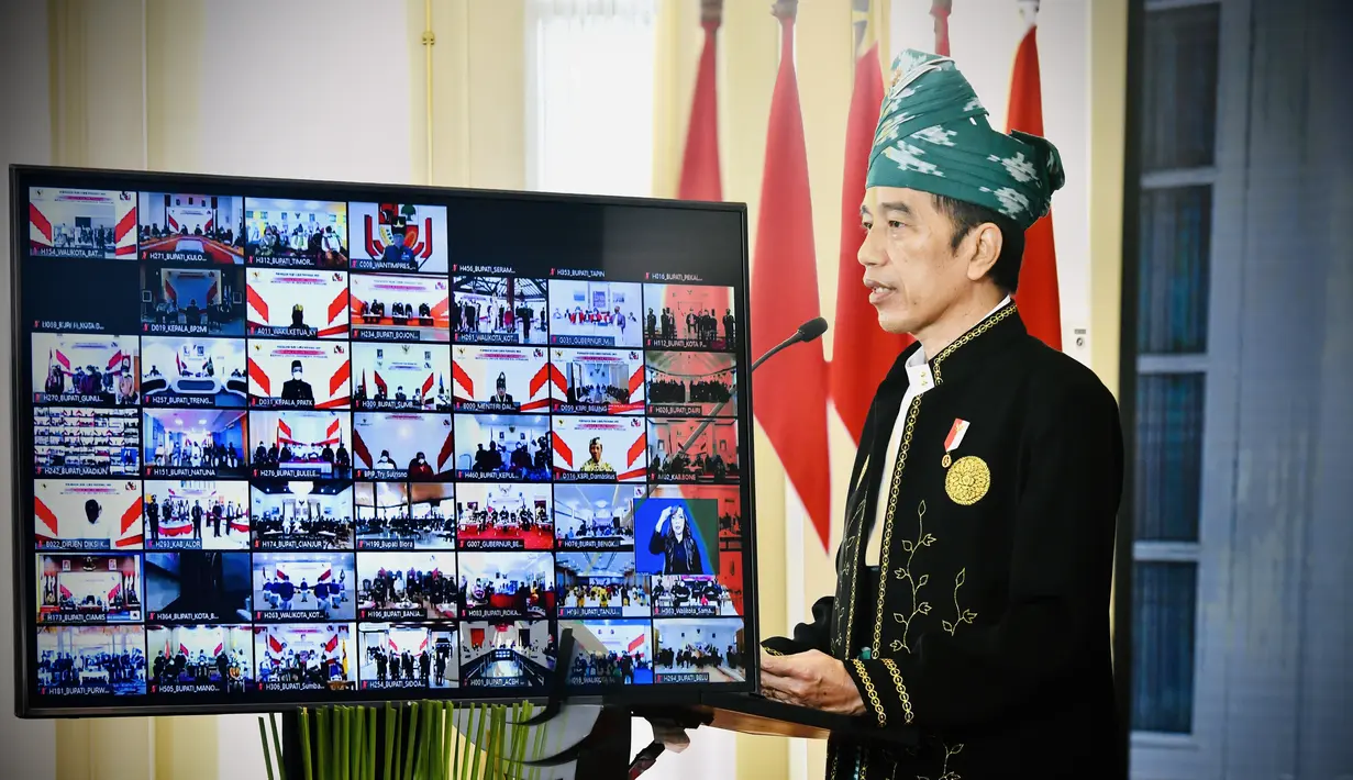 Presiden Joko Widodo menyampaikan pidato saat memimpin upacara peringatan Hari Kelahiran Pancasila secara virtual di Istana Bogor, Jawa Barat, Selasa (1/6/2021). Untuk tahun ini, Jokowi mengenakan baju adat dari Kabupaten Tanah Bumbu. (FOTO:Biro Pers Kepresidenan)