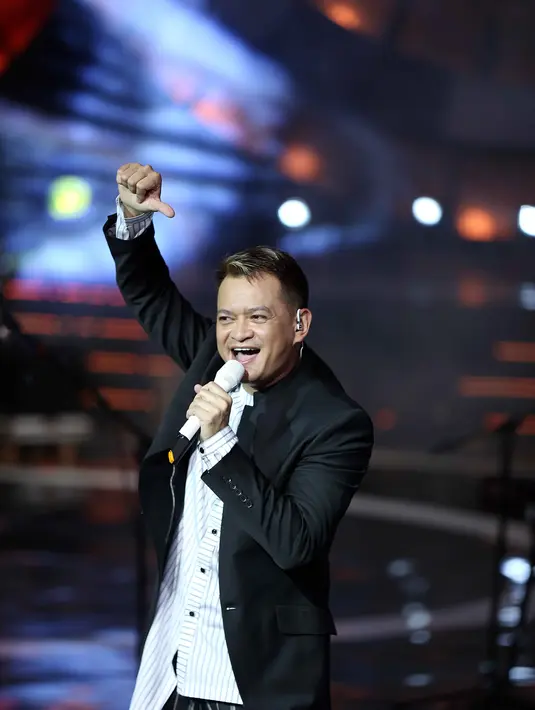 "Ini sebagai tanda bahwa karya kami bisa diterima diberbagai angkatan tanpa ada gap untuk saya adalah keberuntungan," kata Yovie. (Nurwahyunan/Bintang.com)