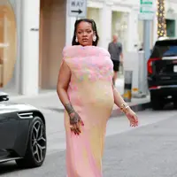 Gaya maternity Rihanna di Los Angeles. [X/Metgalacarves].