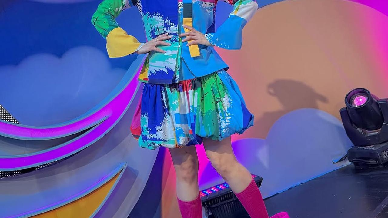 Potret Terbaru Chika Jessica dengan Outfit Warna-Warni, Netizen Salfok Sama Sepatunya