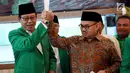 Ketum PPP Muktamar Jakarta Djan Faridz dan bakal Cagub Jawa Tengah dari Partai Gerindra, Sudirman Said bergandeng tangan saat mendeklarasikan dukungan disela Rapat Pimpinan Nasional (Rapimnas) PPP di Jakarta, Rabu (20/12). (Liputan6.com/JohanTallo)