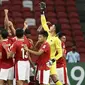 Para pemain Timnas Indonesia berkumpul pada awal pertandingan leg kedua semifinal Piala AFF 2020 melawan Singapura di National Stadium, Singapura, Sabtu, 25 Desember 2021. (AP Photo/Suhaimi Abdullah)